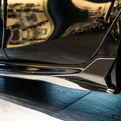 SOOQOO BMW M8 F93 carbon fibre side skirt - close-up of carbon fibre weave detail