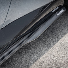 SOOQOO BMW 2 Series G42 carbon fibre side skirt - close-up of carbon fibre weave detail