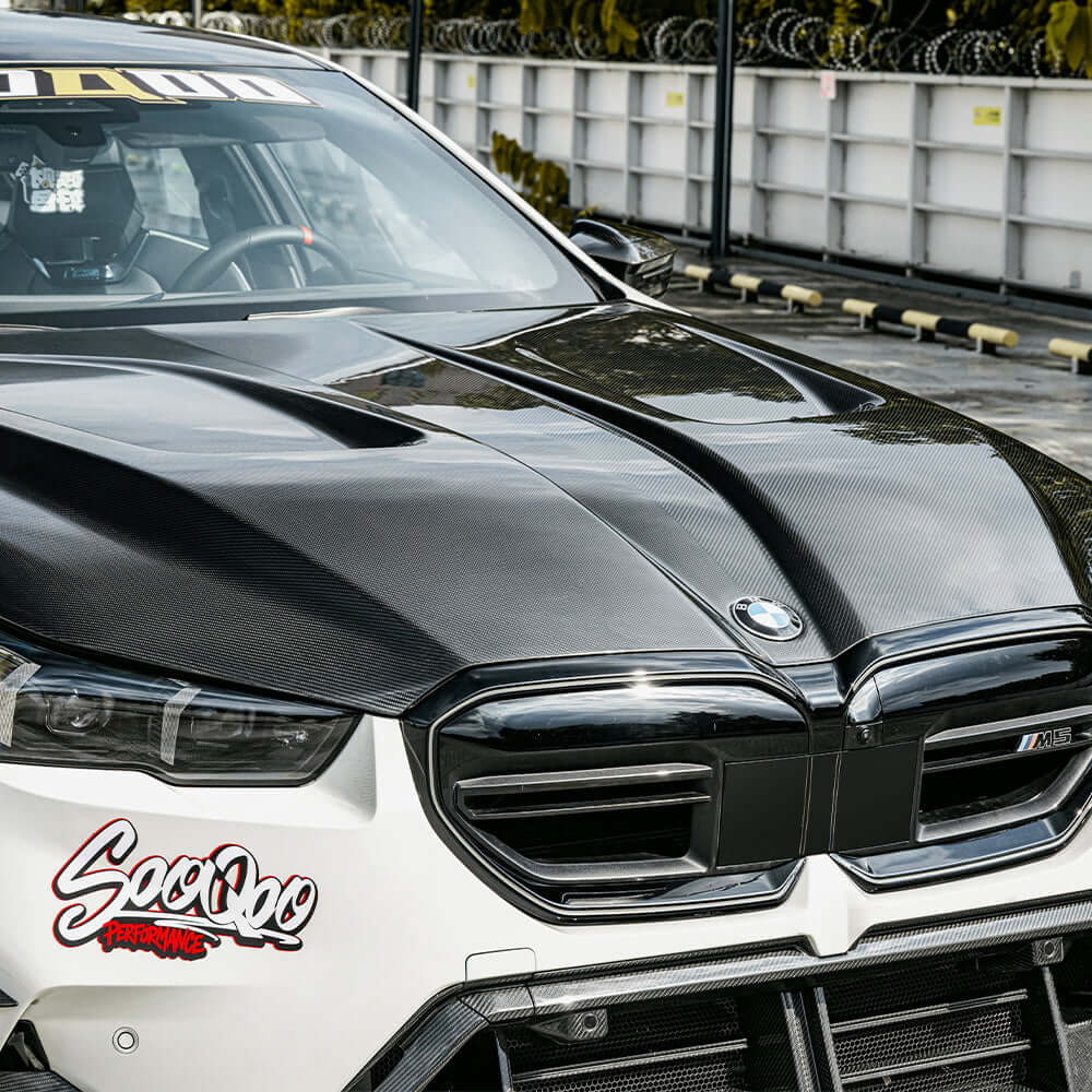 SOOQOO BMW M5 G90 carbon fibre hood - close-up of carbon fibre weave detail