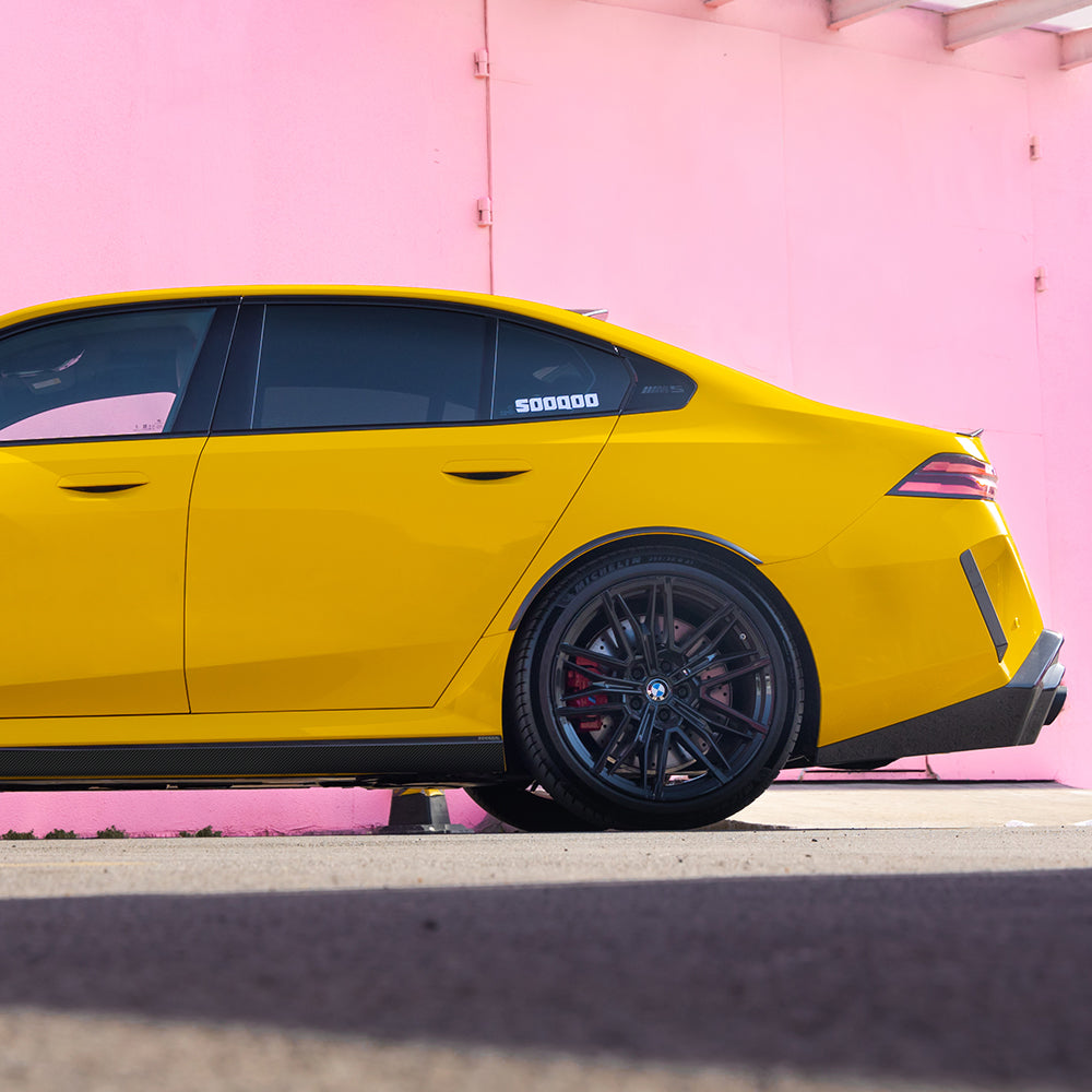 SOOQOO BMW M5 G90 carbon fibre side skirt - full vehicle shot with part installed