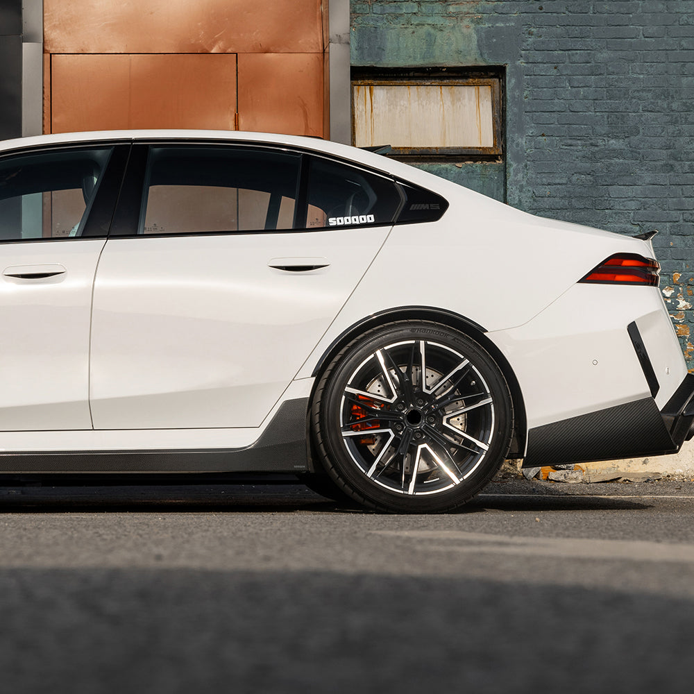 SOOQOO BMW M5 G90 carbon fibre side skirt - full vehicle shot with part installed