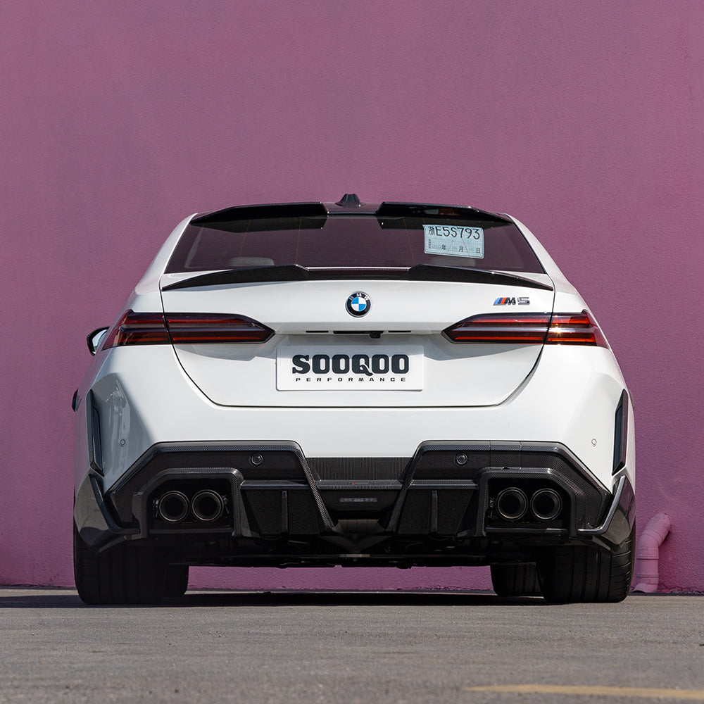 SOOQOO BMW M5 G90 carbon fibre spoiler - close-up of carbon fibre weave detail