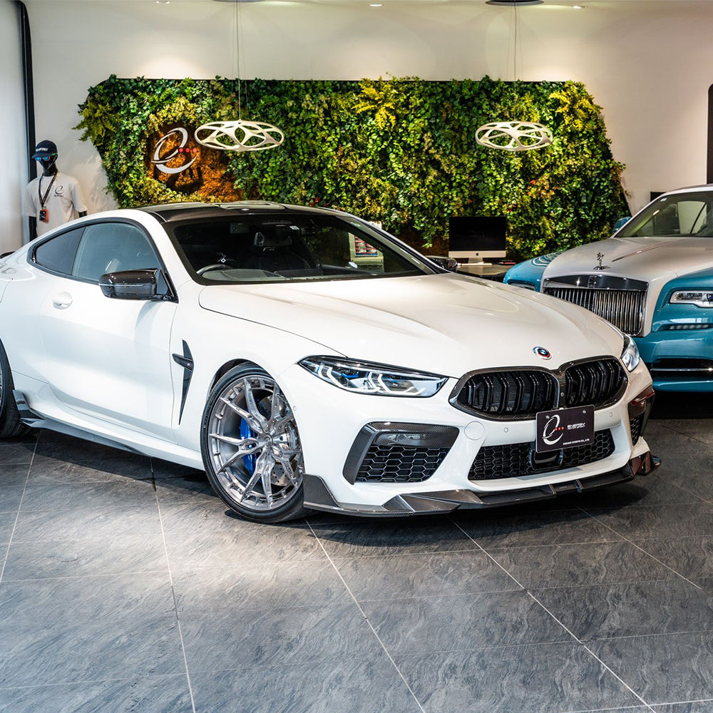 SOOQOO BMW M8  carbon fibre front splitter - top-down view showing panel alignment