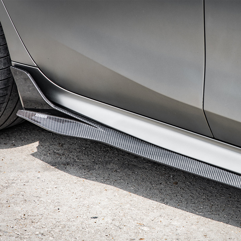 SOOQOO BMW M8 F93 carbon fibre side skirt - close-up of carbon fibre weave detail