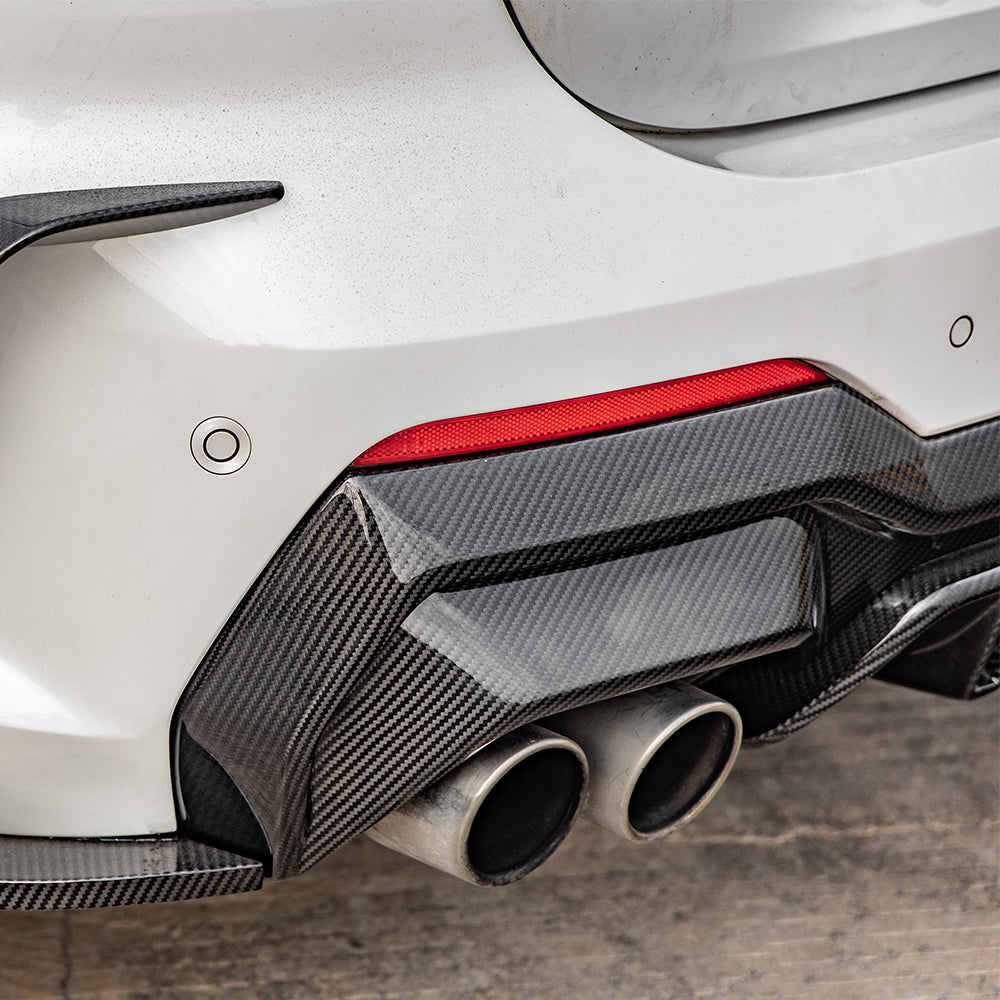 SOOQOO BMW 4 Series G22 carbon fibre rear diffuser - top-down view showing panel alignment