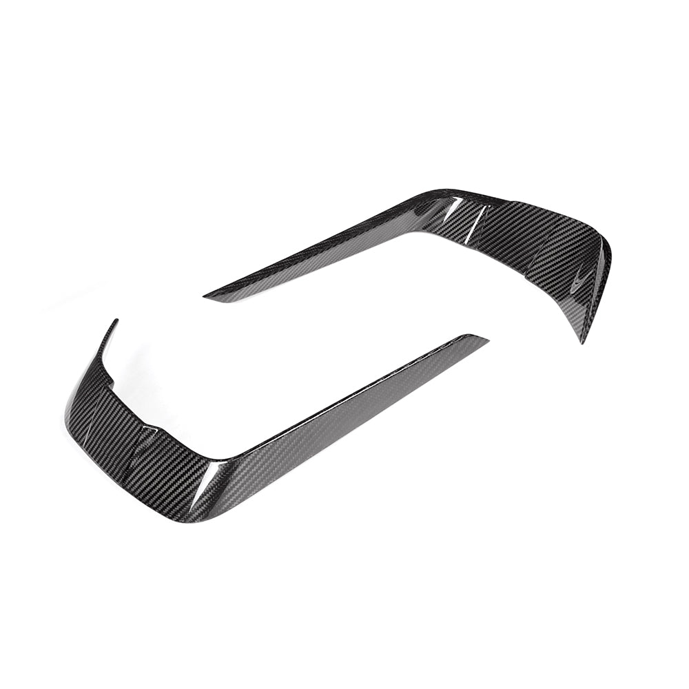 SOOQOO BMW 8 Series G14 carbon fibre front side vent - detail shot of mounting points