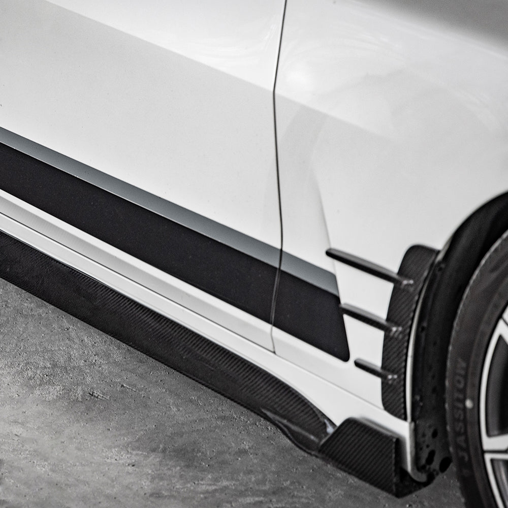 SOOQOO BMW 4 Series G22 carbon fibre side spat - full vehicle shot with part installed