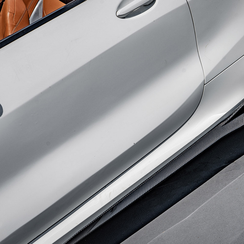 SOOQOO BMW M8 F92 carbon fibre side skirt - close-up of carbon fibre weave detail