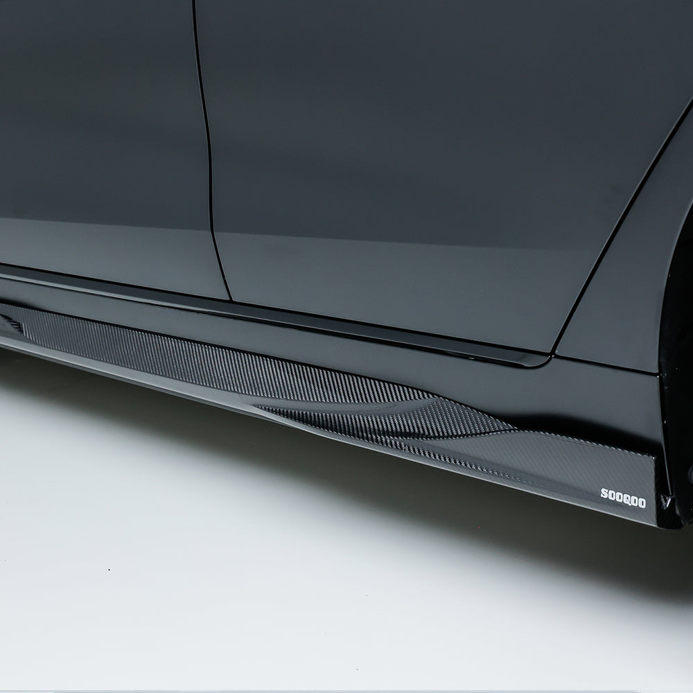 SOOQOO BMW i4 G26 carbon fibre side skirt - close-up of carbon fibre weave detail