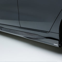 SOOQOO BMW i4 G26 carbon fibre side skirt - close-up of carbon fibre weave detail